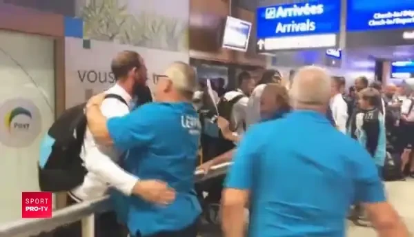 SUPER IMAGINI: Cum au fost primiti jucatorii lui Dudelange la sosirea in tara