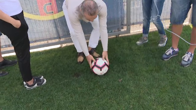 Gigi Becali, gata sa intre si el pe teren :)) S-a oprit in timpul interviului sa dea un sut in minge! Unde a trimis mingea VIDEO