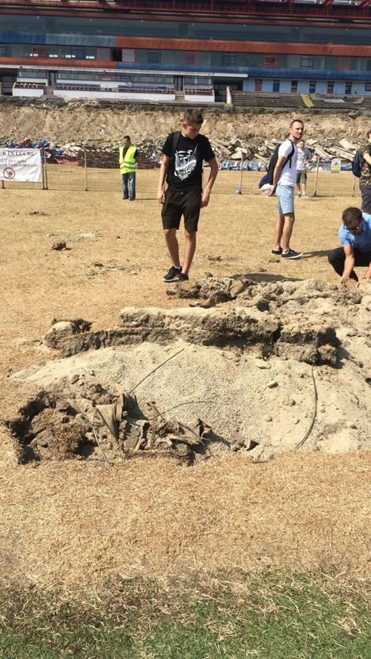 Ramas bun, Ghencea! Peluza Sud a facut spectacol printre ruine: