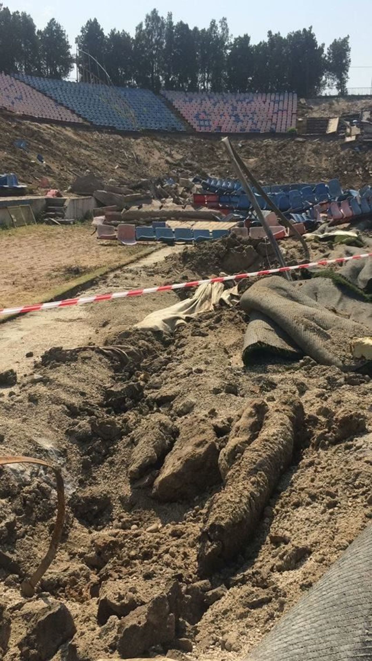Ramas bun, Ghencea! Peluza Sud a facut spectacol printre ruine: