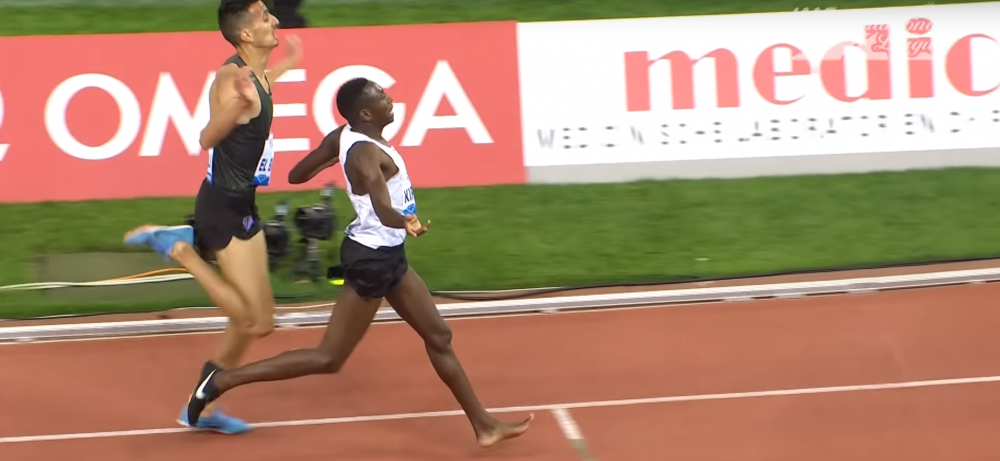 Imaginile zilei in sport! A castigat o cursa de 3.000 de metri cu un singur pantof: determinare pana la capat | VIDEO