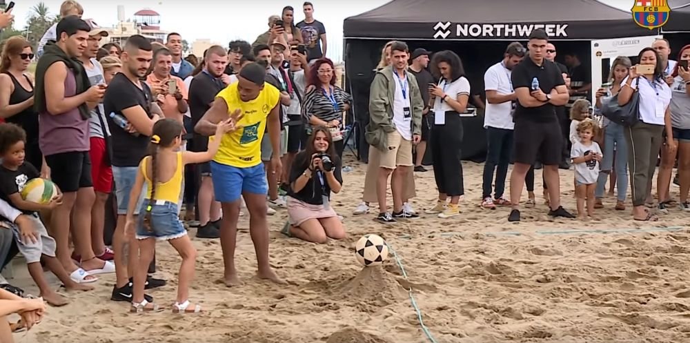 Ronaldinho a declansat nebunia la Barcelona! S-a intors si a facut spectacol pe plaja! VIDEO