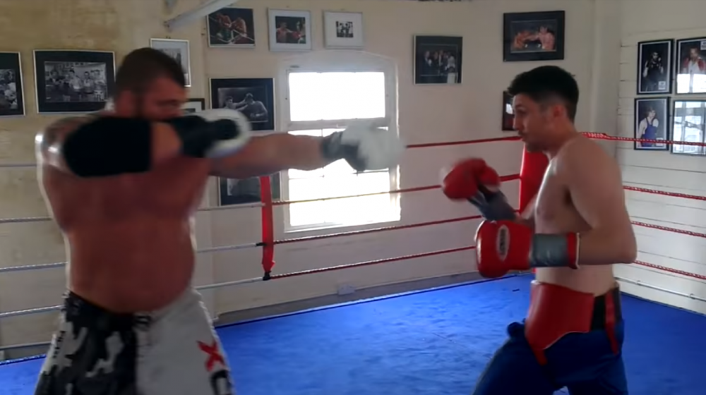 Un bombardier de 150 de kilograme se bate cu un boxer de 70kg. Meciul dureaza foarte putin