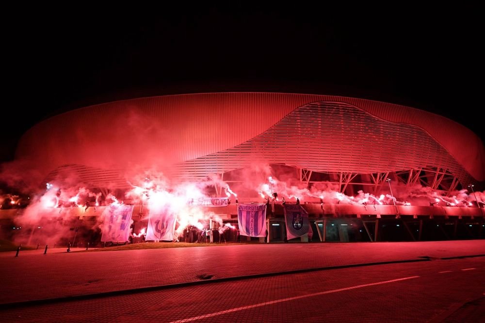 Universitatea Craiova a implinit 70 de ani! Fanii au aprins SUTE de torte la stadion aseara! FOTO