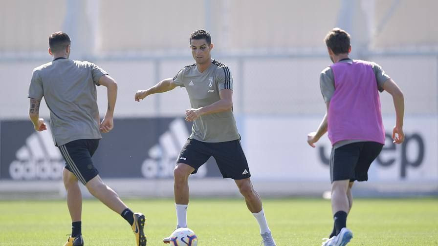 Probleme pentru Ronaldo la Torino? Portughezul a cerut 3 BODYGUARZI dupa ce a aparut cu un ochi vanat la antrenament! FOTO