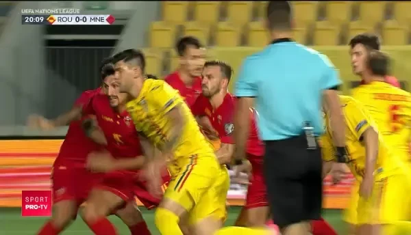 Romania - Muntenegru | Chiriches are prima mare ocazie de gol dupa un corner