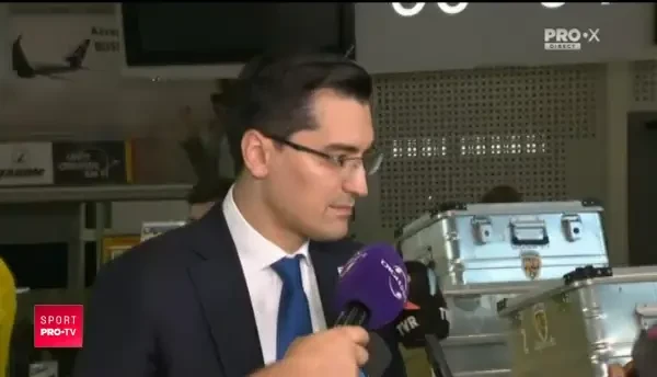 FOC si EXPLOZII: nebunie pe Anfield! Mii de oameni au incalcat ORICE regula si s-au dus la stadion! Politistii, DISPERATI pe strazi la petrecerea de titlu a lui Liverpool! Super-imagini!_13