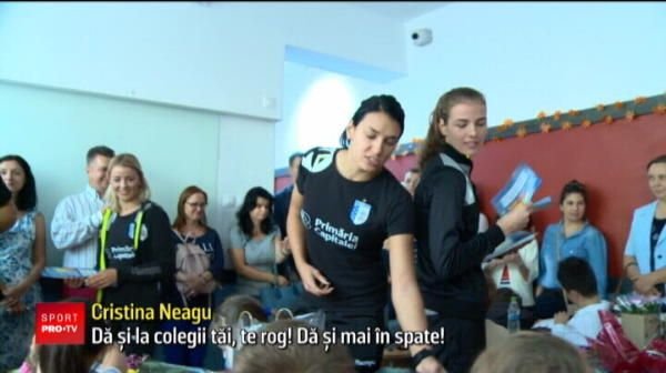 Vedetele de la CSM Bucuresti i-au incantat pe copii in prima zi de scoala: O recunosc pe Cristina Neagu!!