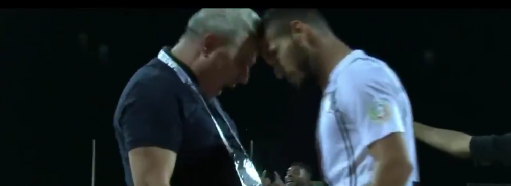 Sumudica s-a dat cap in cap cu un jucator de-al sau, apoi a INNEBUNIT pe margine. Imagini incredibile dupa meci