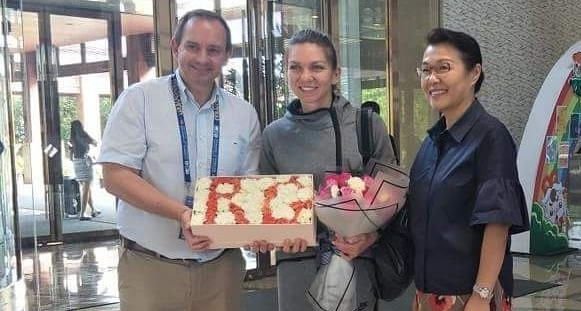 SIMONA HALEP a ajuns la Wuhan! Chinezii au asteptat-o cu tort si flori la aeroport. FOTO