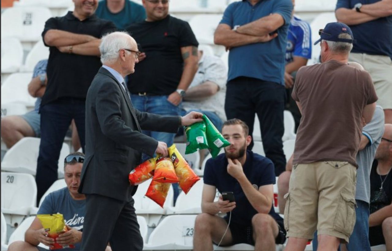Imaginea serii in Europa League: cum a fost surprins presedintele lui Chelsea intre suporterii englezi, in toata nebunia de la Salonic_2