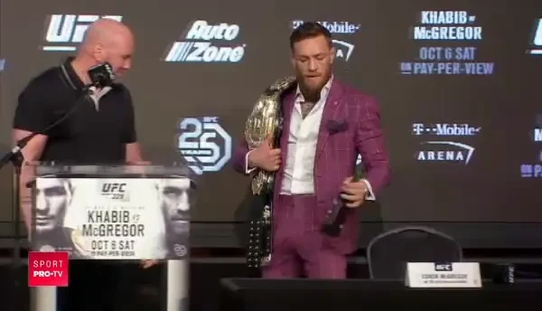 Momentul in care McGregor ii ofera un pahar cu wiskey adversarul sau musulman