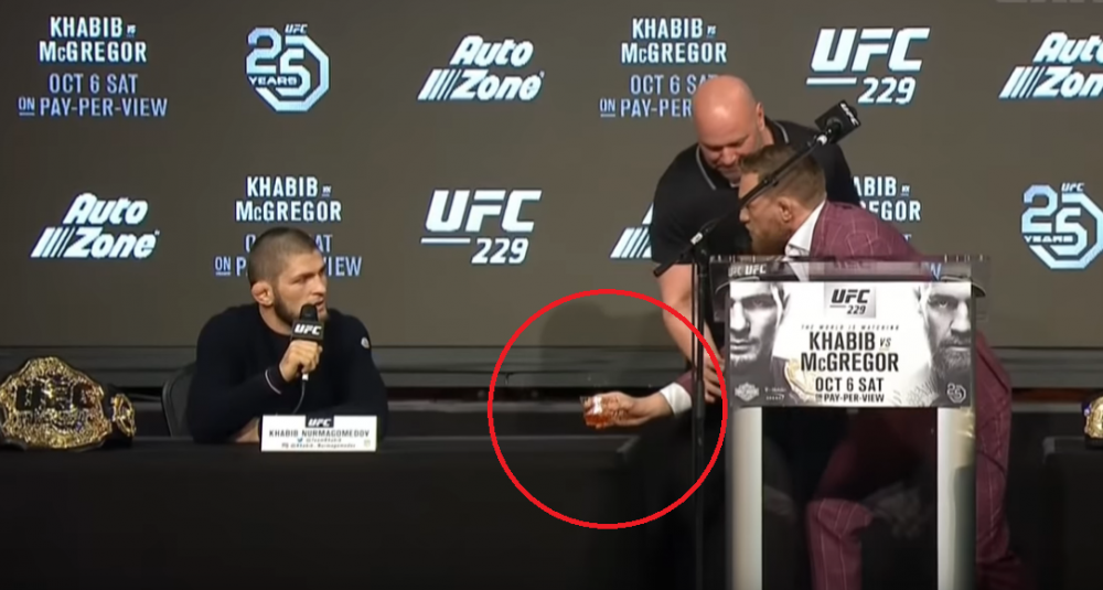 Momentul in care McGregor ii ofera un pahar cu wiskey adversarul sau musulman, care are interzis prin religie sa bea! Cum reactioneaza // VIDEO