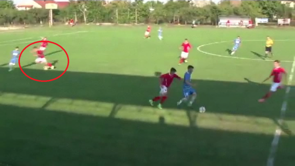 Primul jucator accidentat de un CAINE! Faza din Romania care face inconjurul lumii! VIDEO
