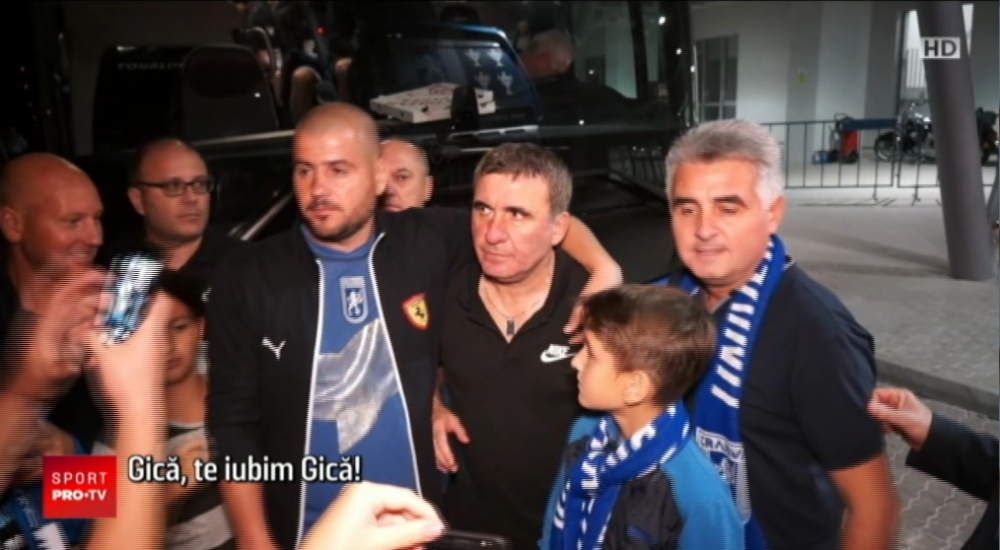 Hagi, idolul oltenilor! Suporterii Craiovei au stat la coada sa prinda o poza cu Hagi // VIDEO