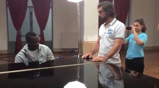 Unul a scris carti pentru copii, altul a devenit pilot in timp ce Balotelli canta la pian! Pasiunile incredibile ale jucatorilor_7