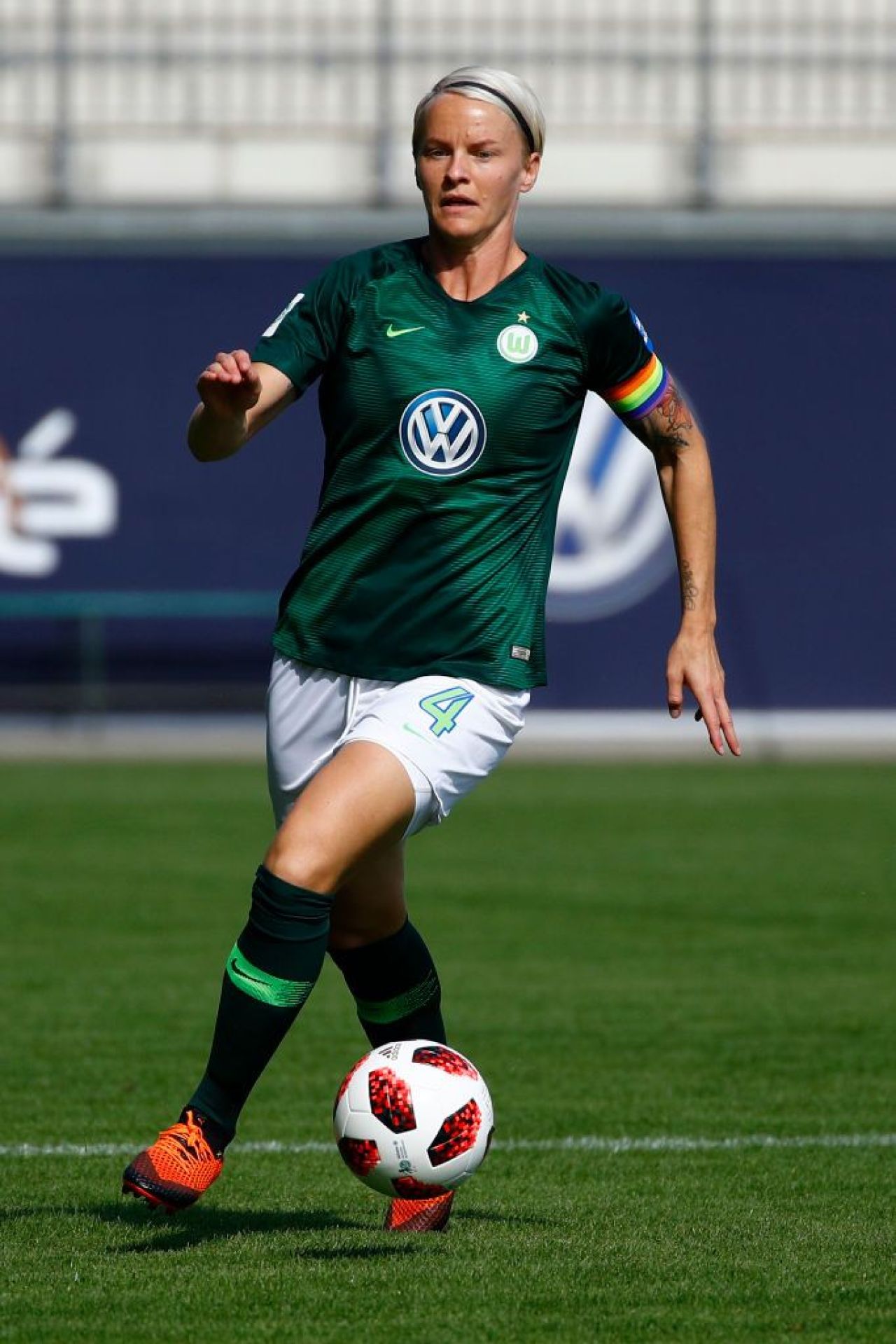 E capitan la Wolfsburg, joaca in nationala Suediei, si recunoaste ca e gay: