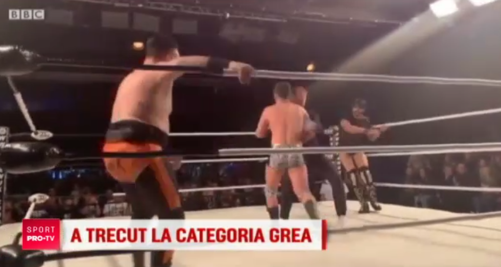 Un fost atacant din Premier League a dat fotbalul pe wrestling si a luptat pentru prima data intr-o gala. VIDEO