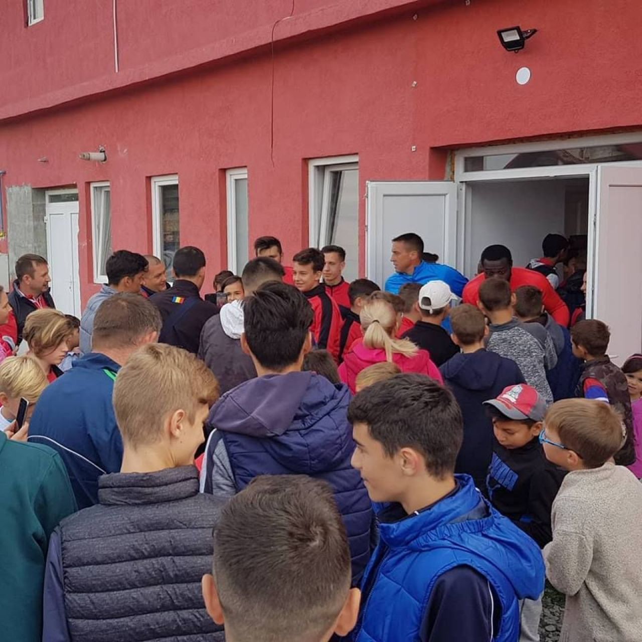 HERMANNSTADT - FCSB | ASEDIU in vestiarul echipei lui Dica! Ros-albastrii au fost asaltati de fani inainte de meci_1