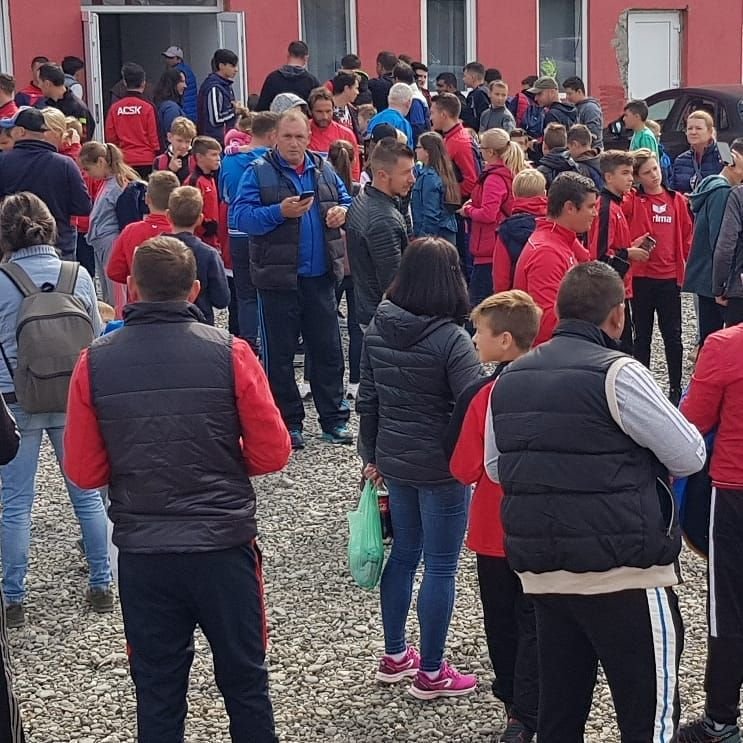 HERMANNSTADT - FCSB | ASEDIU in vestiarul echipei lui Dica! Ros-albastrii au fost asaltati de fani inainte de meci_3
