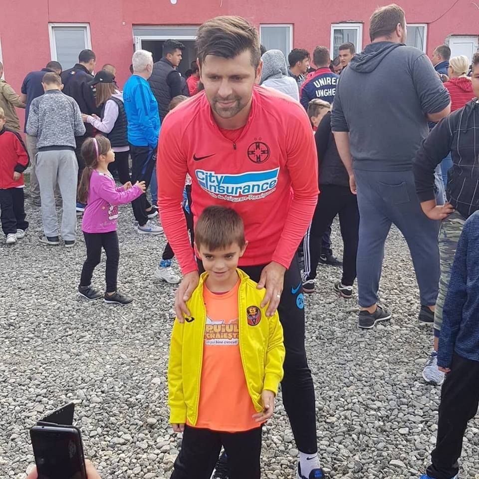 HERMANNSTADT - FCSB | ASEDIU in vestiarul echipei lui Dica! Ros-albastrii au fost asaltati de fani inainte de meci_4