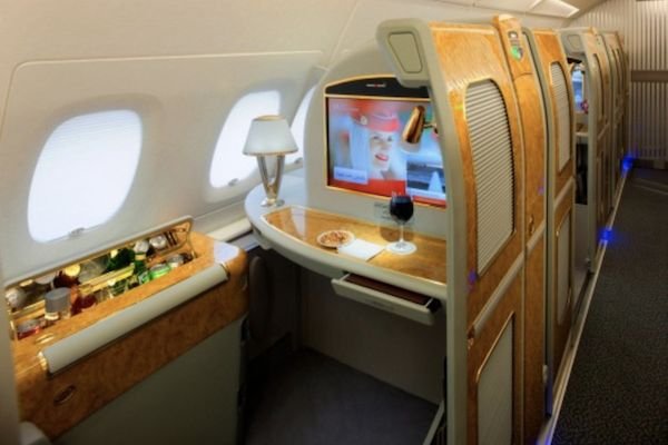 Cadou de 440 de milioane pentru Neymar si Mbappe! Seicul lui PSG le-a pus la dispozitie un avion starurilor sale si le-a montat PS-uri si televizoare cu 2.500 de canale TV. FOTO_4