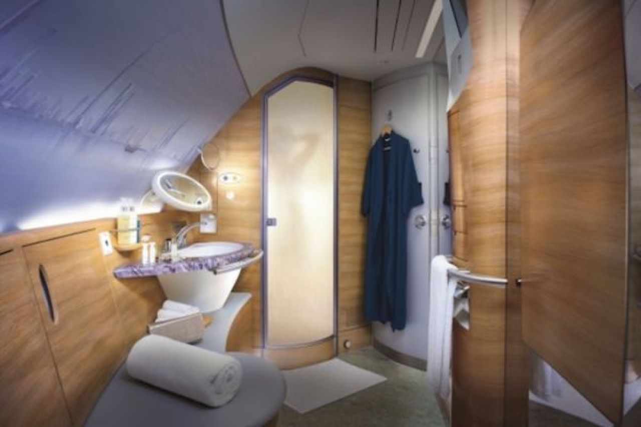 Cadou de 440 de milioane pentru Neymar si Mbappe! Seicul lui PSG le-a pus la dispozitie un avion starurilor sale si le-a montat PS-uri si televizoare cu 2.500 de canale TV. FOTO_5