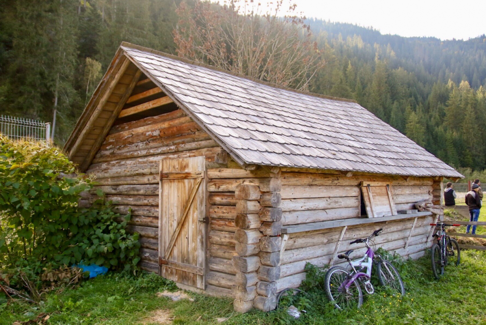 Asta-i vestiarul gazdelor! Oaspetii se schimba in microbuz . Imaginea fabuloasa a fotbalului de judeteana din Romania, prin obiectivul unui englez