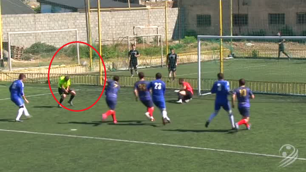 A fost sau n-a fost? Ce s-a intamplat dupa ce o minge a ricosat din arbitru si a intrat in poarta la penalty! VIDEO