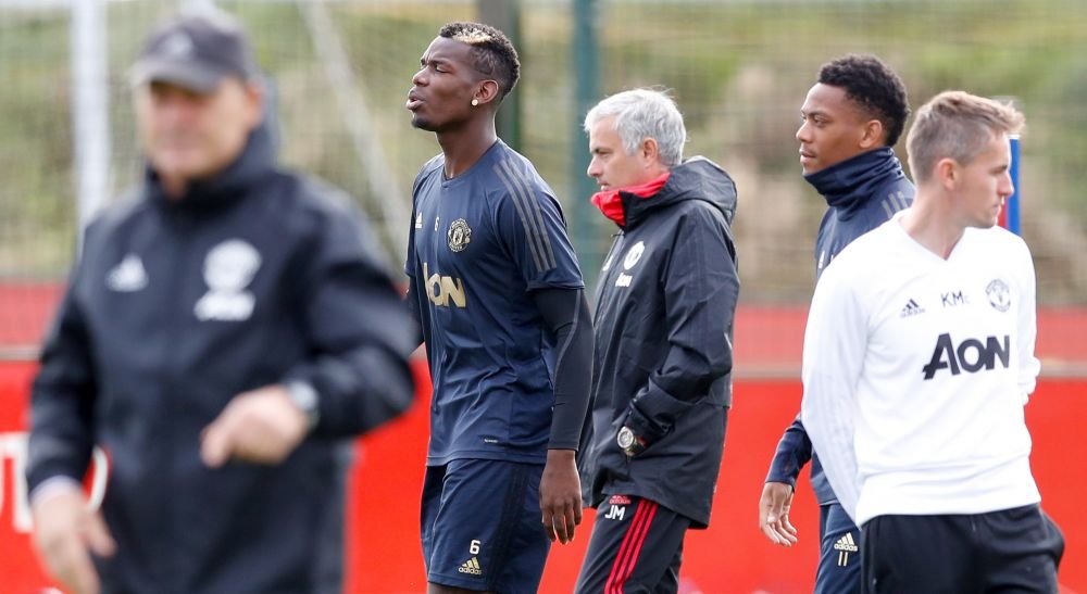 Paul Pogba, pus la zid: Nu e bun nici macar sa lege sireturile marilor staruri care au trecut pe la Manchester! Cine sare in apararea lui Mourinho