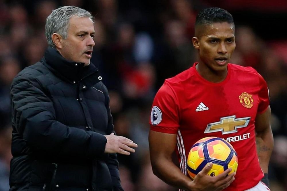 HAOSUL continua la Man.United! Capitanul echipei si-a cerut scuze public dupa ce a dat LIKE unui mesaj impotriva lui Mourinho!
