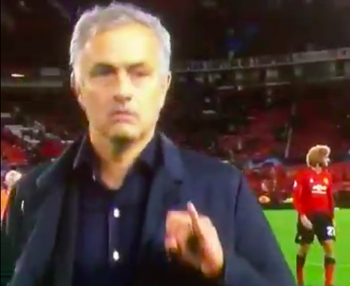 FOTO | Mourinho a rabufnit dupa meciul cu Valencia! Gestul surprins de camerele TV: cui i-a fost adresat mesajul