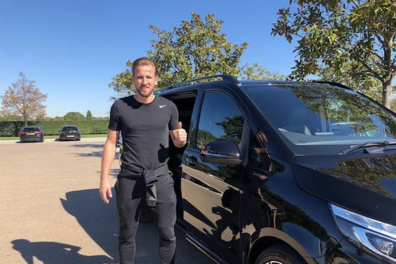 Harry Kane conduce un living pe roti! Si-a pus canapea, wi-fi si Playstation in masina. Cum arata vehiculul sau: FOTO_1