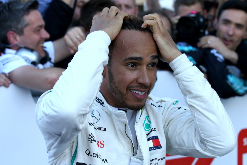 De neoprit! Hamilton castiga a sasea cursa din ultimele sapte si e aproape de titlul mondial! Vettel, doar pe 6 dupa un acrosaj cu Verstappen