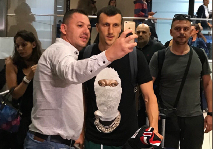 Surpriza la aeroport: Chiriches a venit in Romania pentru meciul cu Serbia!