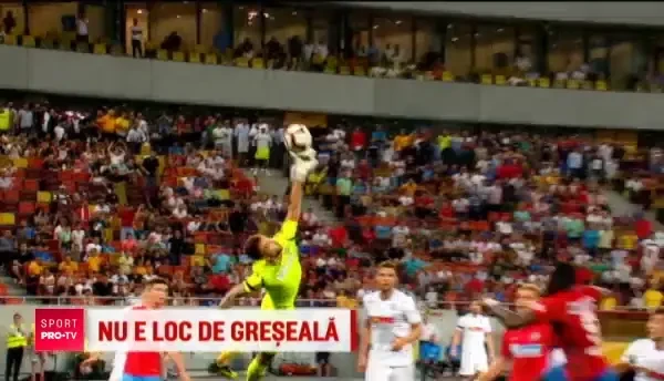 Metoda originala a unui fotbalist de a SCAPA de atacurile adversarilor. Se unge cu ULEI de bebelus in timpul meciurilor!_3