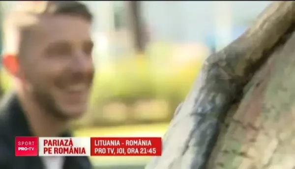 Metoda originala a unui fotbalist de a SCAPA de atacurile adversarilor. Se unge cu ULEI de bebelus in timpul meciurilor!_4