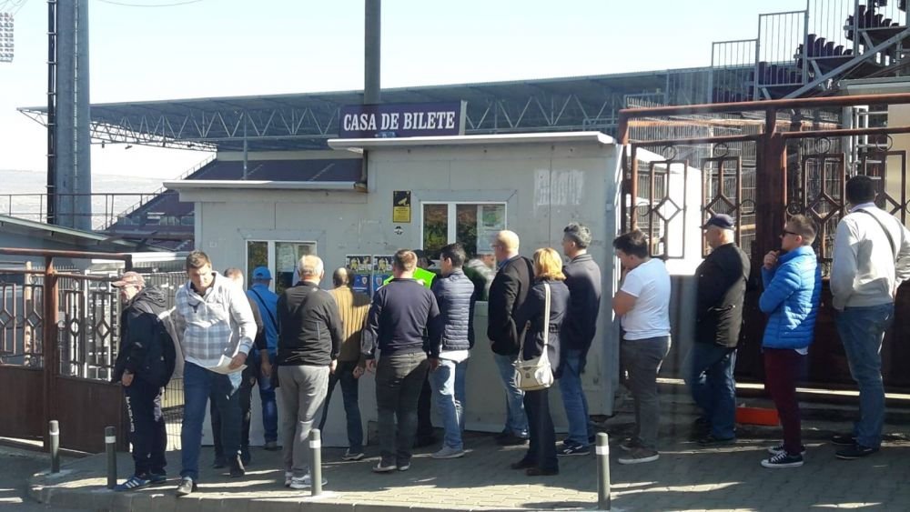 ROMANIA - TARA GALILOR LIVE | HAOS la portile stadionului! Sute de fani au ramas in afara stadionului cu putin inaintea meciului! FOTO_2
