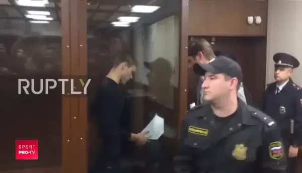 Imagini INCREDIBILE: Kokorin si Mamaev, tinuti in CUSCA in fata judecatorilor! Vor sta la inchisoare pana in decembrie si risca 5 ani de detentie