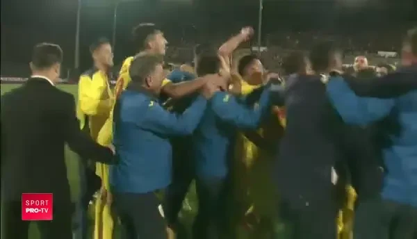 Imaginile care iti fac pielea de gaina! Scene FABULOASE dupa fluierul de final! "Radu cel Frumos" i-a dus pe jucatori la fani! VIDEO