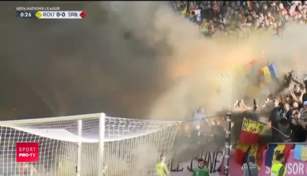 Un nou derapaj al suporterilor romani! Tribuna a LUAT FOC in spatele portii Serbiei, partida a fost intrerupta! VIDEO