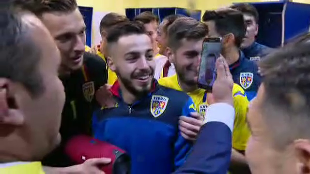 ROMANIA U21 LA EURO 2019 | O tara intreaga va iubeste! Moment emotionant in vestiar dupa calificare! Jucatorii l-au sunat pe Isaila sa-i multumeasca