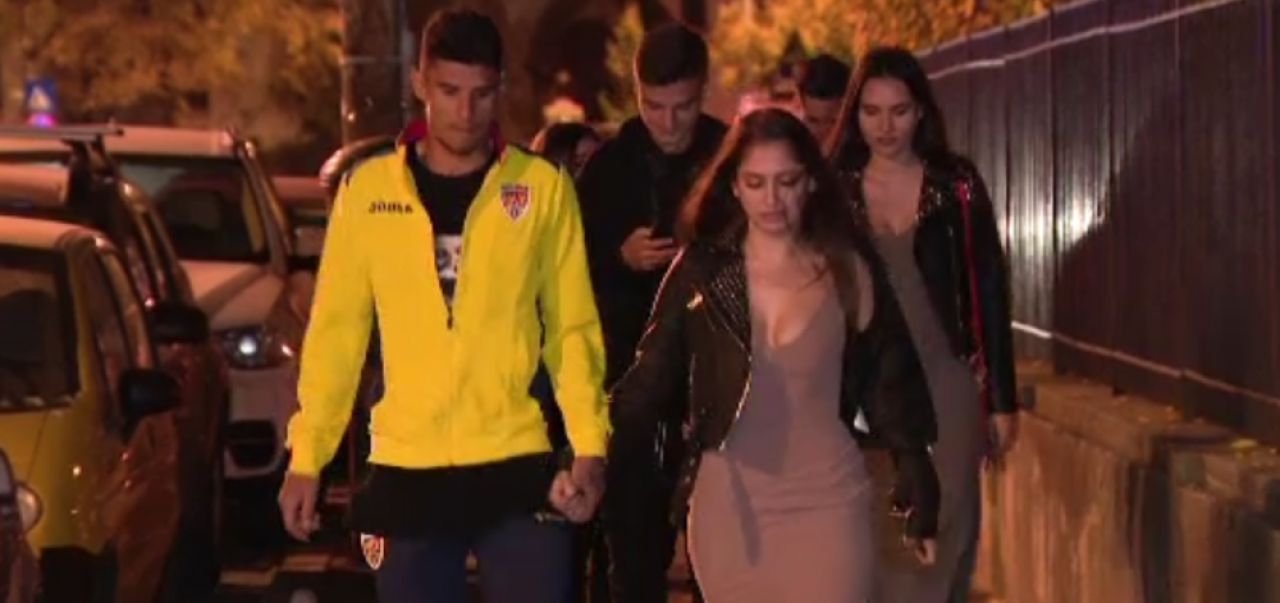 ROMANIA U21 LA EURO 2019 | N-au venit singuri la petrecere! NEBUNIA a continuat in oras! Cum au petrecut jucatorii nationalei U21 dupa calificare_1