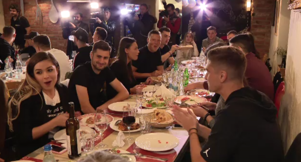ROMANIA U21 LA EURO 2019 | N-au venit singuri la petrecere! NEBUNIA a continuat in oras! Cum au petrecut jucatorii nationalei U21 dupa calificare_2