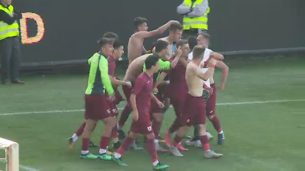 S-au dus in fata suporterilor de la U Cluj, si-au dat tricourile jos si au inceput sa URLE! Momente incredibile dupa CFR - U Cluj