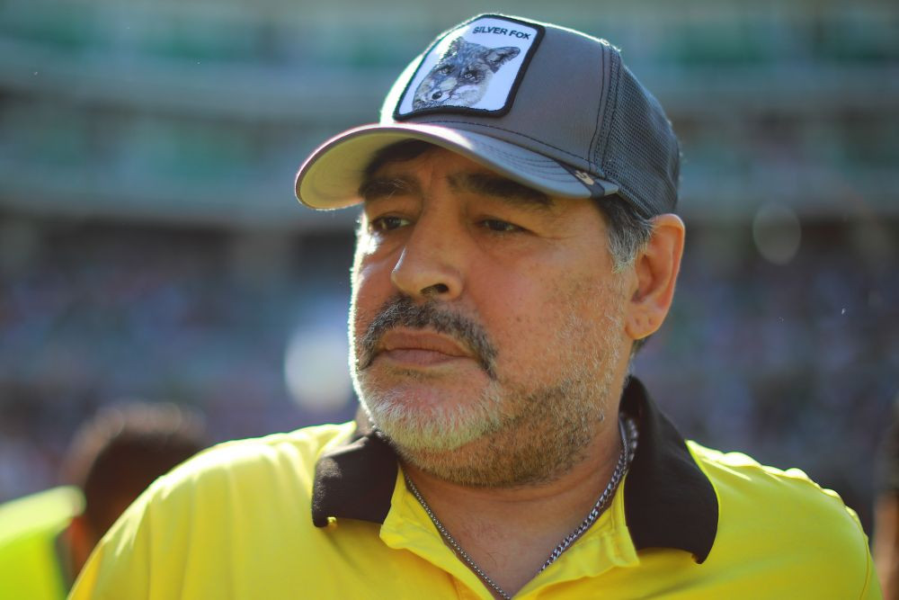 Imagini dureroase! Maradona a ajuns sa mearga cu greu si are nevoie de sprijin pentru a se deplasa. De ce boala sufera