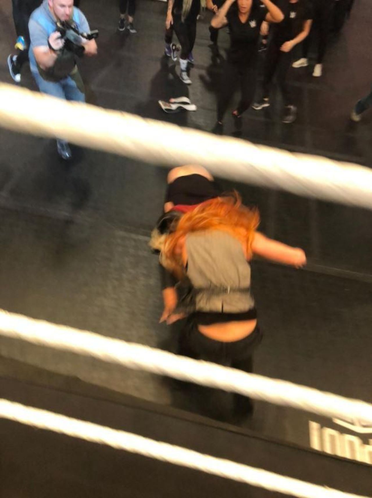 WWE investigheaza o bataie pe bune la wrestling :)_2