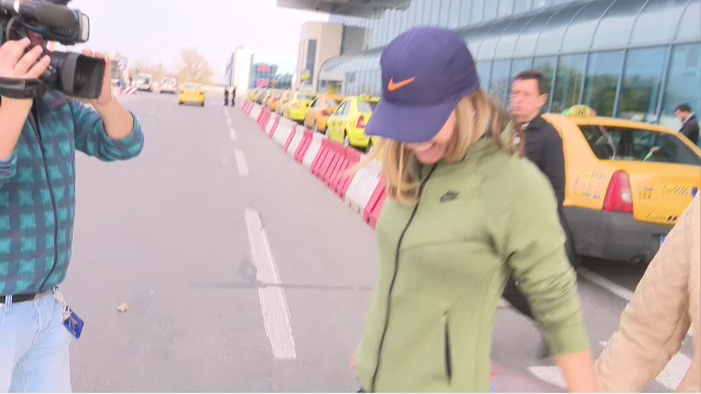 Domnisoara, stati si cu noi? Ne dati si noua un autograf? :) Surpriza de care a avut parte Halep pe aeroport