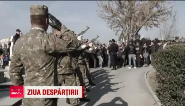 DURERE MAXIMA | Ilie Balaci, inmormantat cu onoruri militare! Mii de oameni au venit sa-si ia ADIO de la Minunea Blonda! VIDEO