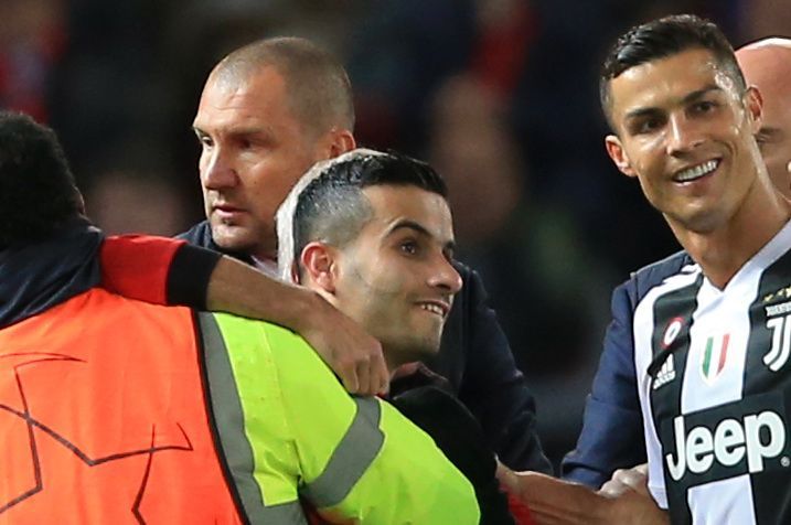 Imaginea de 1 milion de LIKE-uri! Ce nu s-a vazut la TV: ce a facut Ronaldo in momentul in care un fan a intrat pe teren_3